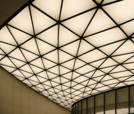 İstanbul büyük ölçekli ticari alan projesi geometrik üçgen formlu transparan gergi tavan uygulaması